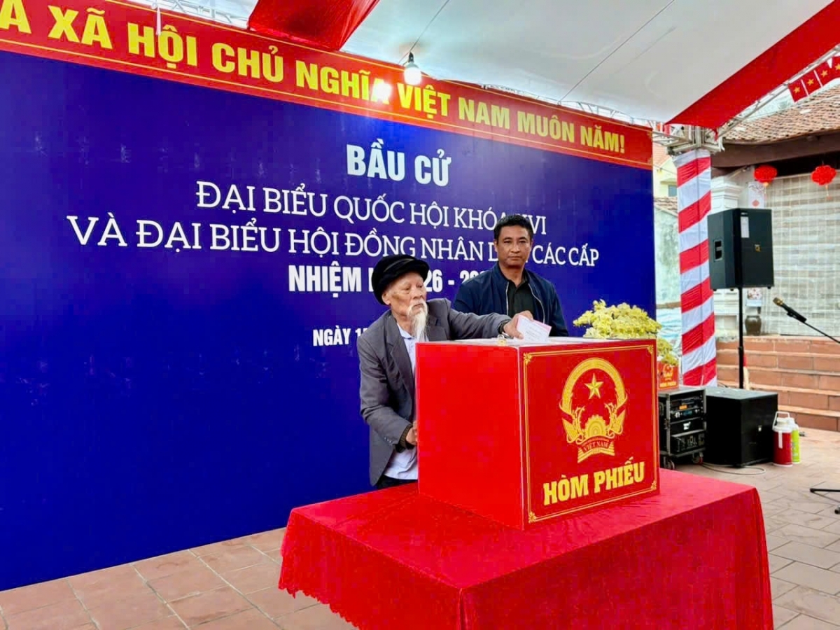 Cử tri Hà Nội thực hiện quyền công dân qua từng lá phiếu