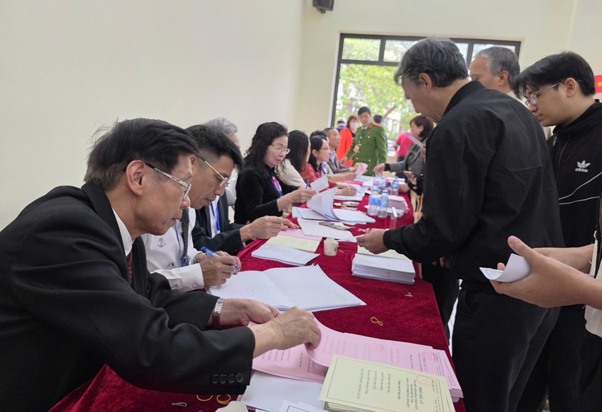 Cử tri Hà Nội thực hiện quyền công dân qua từng lá phiếu