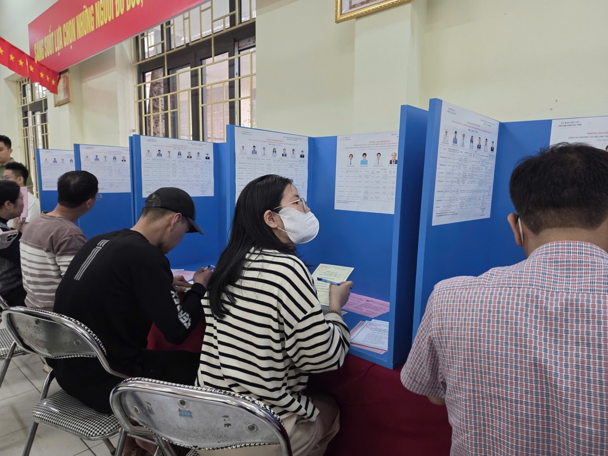 Cử tri Hà Nội thực hiện quyền công dân qua từng lá phiếu