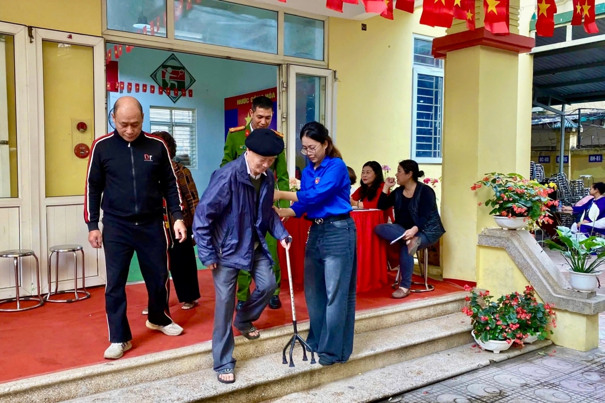 Cử tri Hà Nội thực hiện quyền công dân qua từng lá phiếu