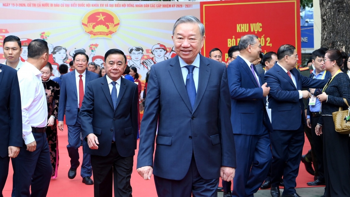 Cử tri Hà Nội thực hiện quyền công dân qua từng lá phiếu