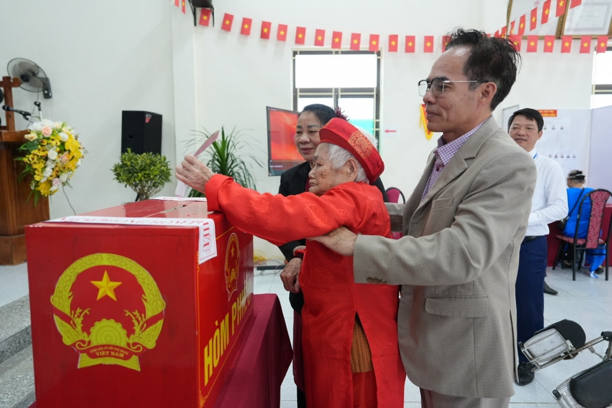 Cử tri Hà Nội thực hiện quyền công dân qua từng lá phiếu