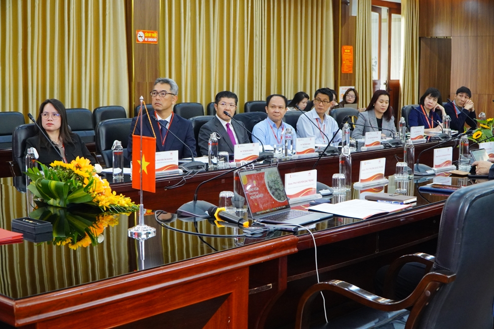 Về phía Công ty Ajinomoto Việt Nam có ông Tsutomu Nara – Tổng Giám đốc; ông Tetsuya Osawa – Phó Tổng Giám đốc; ông Nguyễn Văn Trung – Tổng Giám đốc cùng đại diện các bộ phận chức năng của công ty.