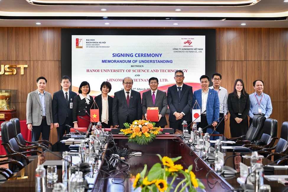 Giám đốc Đại học Bách Khoa Hà Nội trao tặng ông Tổng Giám đốc Công ty Ajinomoto Việt Nam món quà lưu niệm.