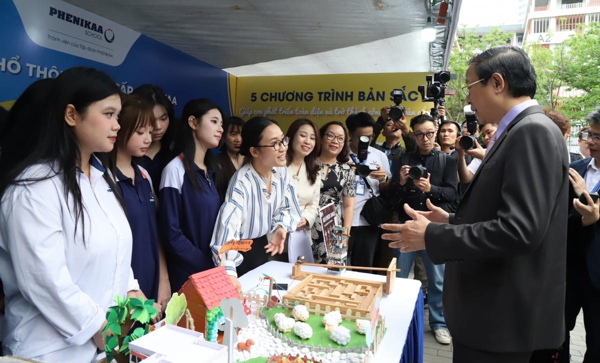 Sức sáng tạo của học sinh Việt Nam bùng nổ qua 242 dự án nghiên cứu khoa học