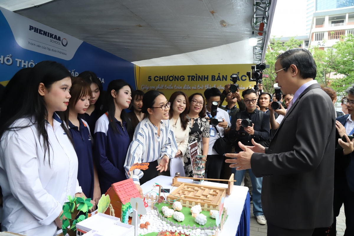 Sức sáng tạo của học sinh Việt Nam bùng nổ qua 242 dự án nghiên cứu khoa học