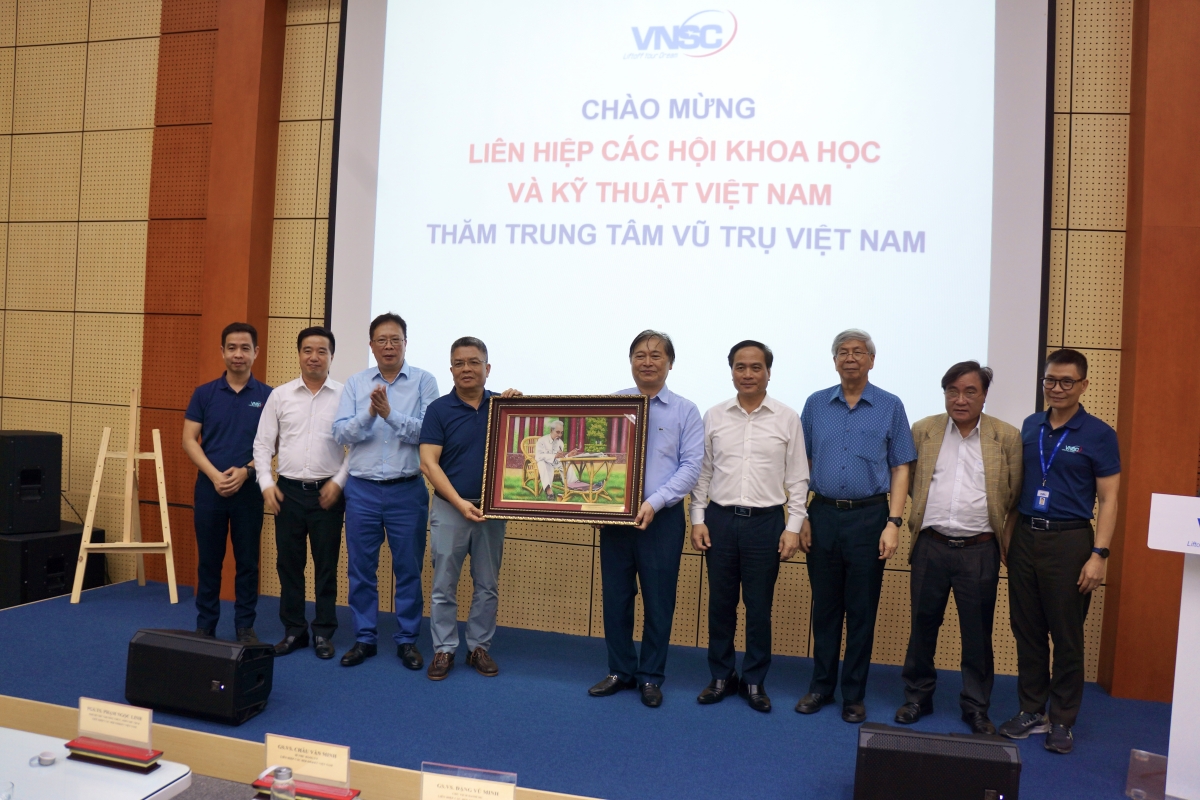Các nhà khoa học VUSTA cùng VNSC trao đổi về phát triển công nghiệp vũ trụ tại Việt Nam