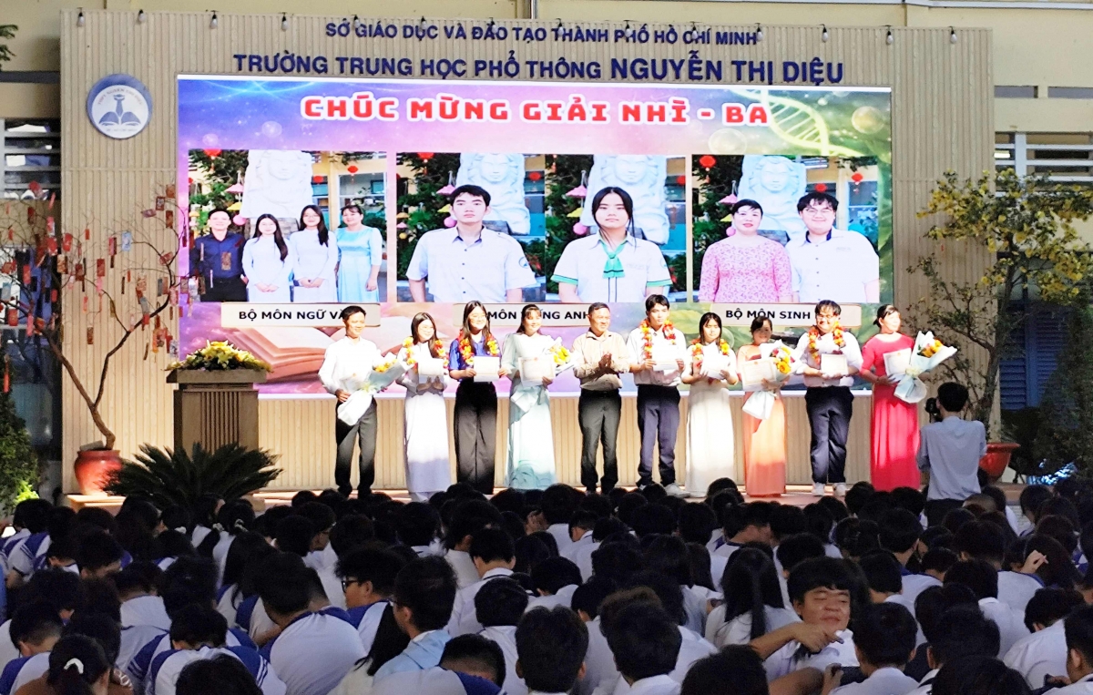 Tuổi trẻ Trường THPT Nguyễn Thị Diệu tiếp nối truyền thống vẻ vang của Đoàn TNCS Hồ Chí Minh