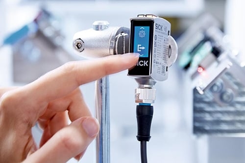 Màn hình cảm ứng trên các cảm biến quang điện này có thể giúp tăng tốc quá trình vận hành và triển khai. (Nguồn ảnh: SICK)