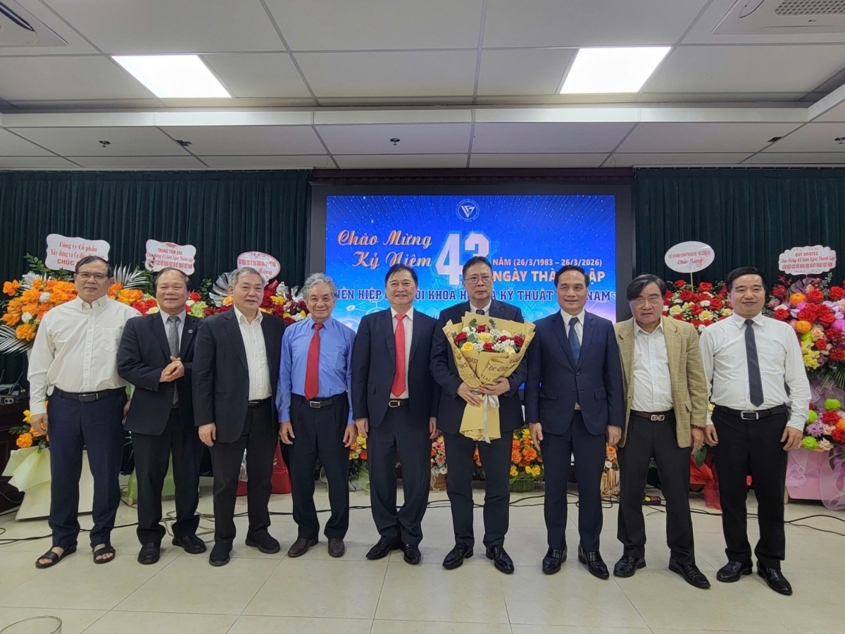 Các đại biểu chúc mừng GS.VS. Châu Văn Minh trúng cử Đại biểu Quốc hội khóa XVI