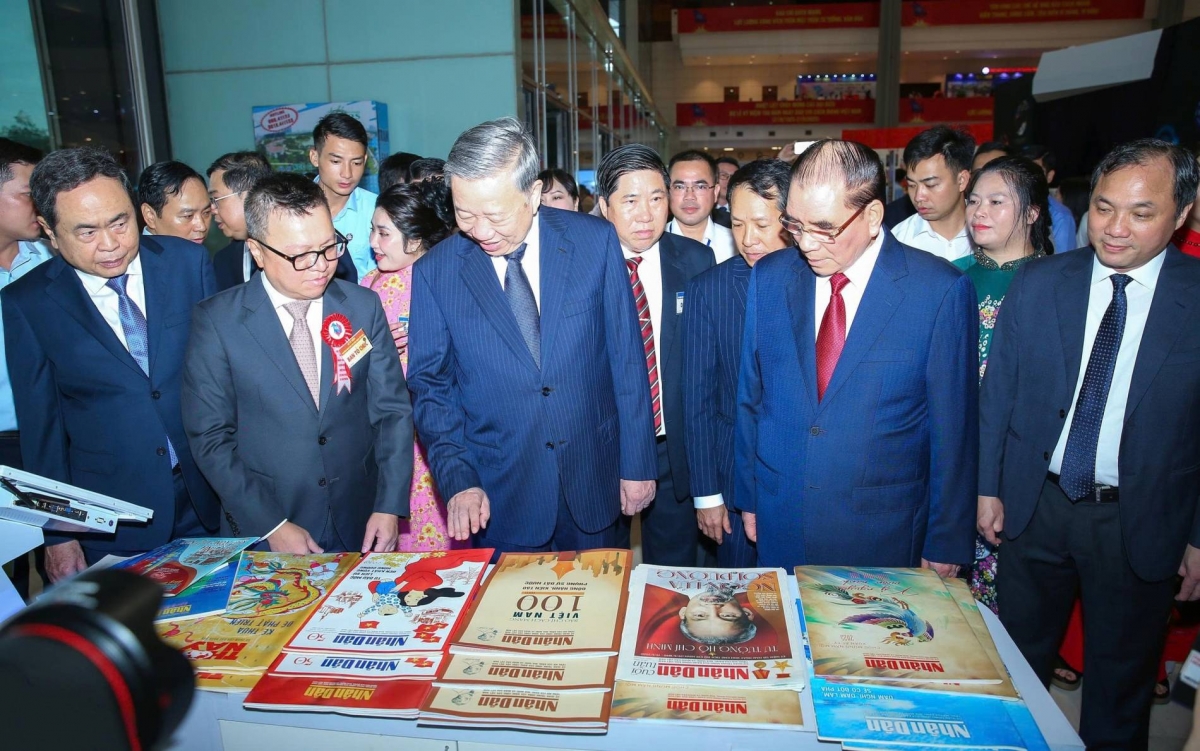 Tổng Bí thư Tô Lâm tham quan không gian trưng bày Hội báo toàn quốc 2025.