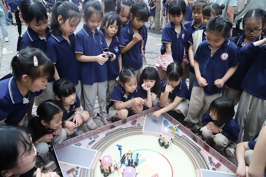ROBOHUB Vietnam đồng hành cùng Trường Tiểu học Trung Yên tổ chức Ngày hội AI, STEM và Robotics