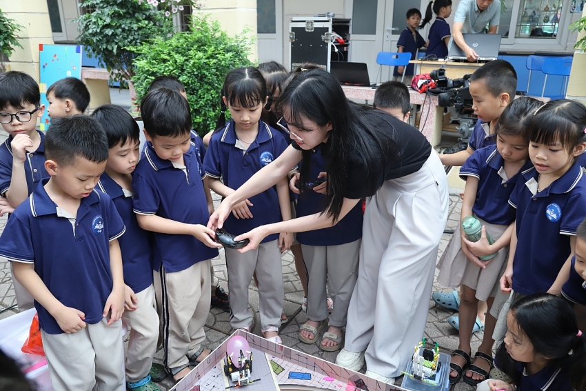 ROBOHUB Vietnam đồng hành cùng Trường Tiểu học Trung Yên tổ chức Ngày hội AI, STEM và Robotics