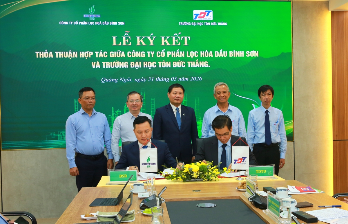 Phó Tổng Giám đốc BSR Phạm Minh Nghĩa và PGS.TS. Trần Trọng Đạo - Hiệu trưởng Trường Đại học Tôn Đức Thắng ký kết Thỏa thuận hợp tác