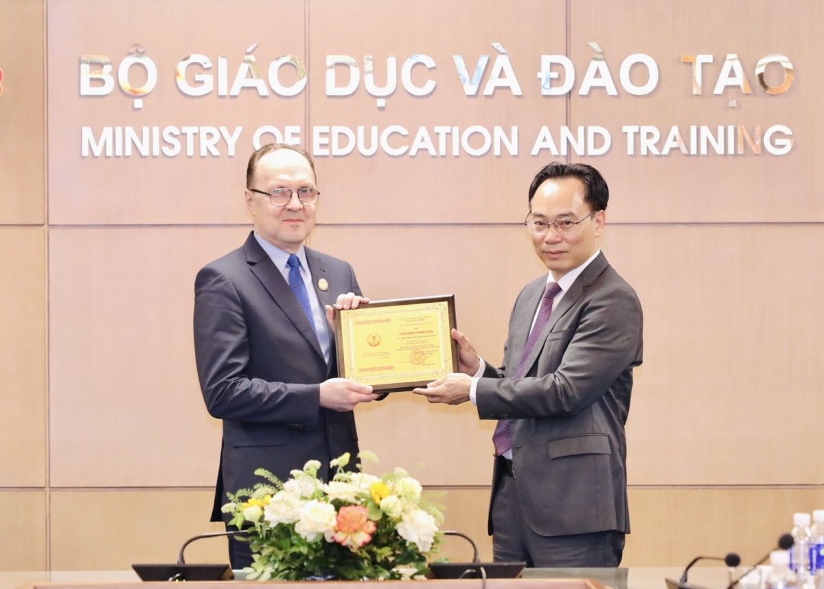 Trao Kỷ niệm chương “Vì sự nghiệp Giáo dục” cho Đại sứ đặc mệnh toàn quyền Liên bang Nga