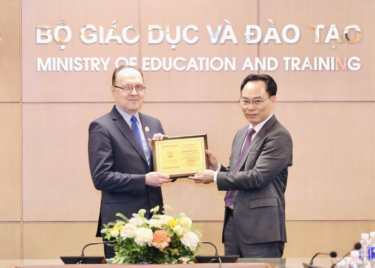Trao Kỉ niệm chương “Vì sự nghiệp Giáo dục” cho Đại sứ đặc mệnh toàn quyền Liên bang Nga