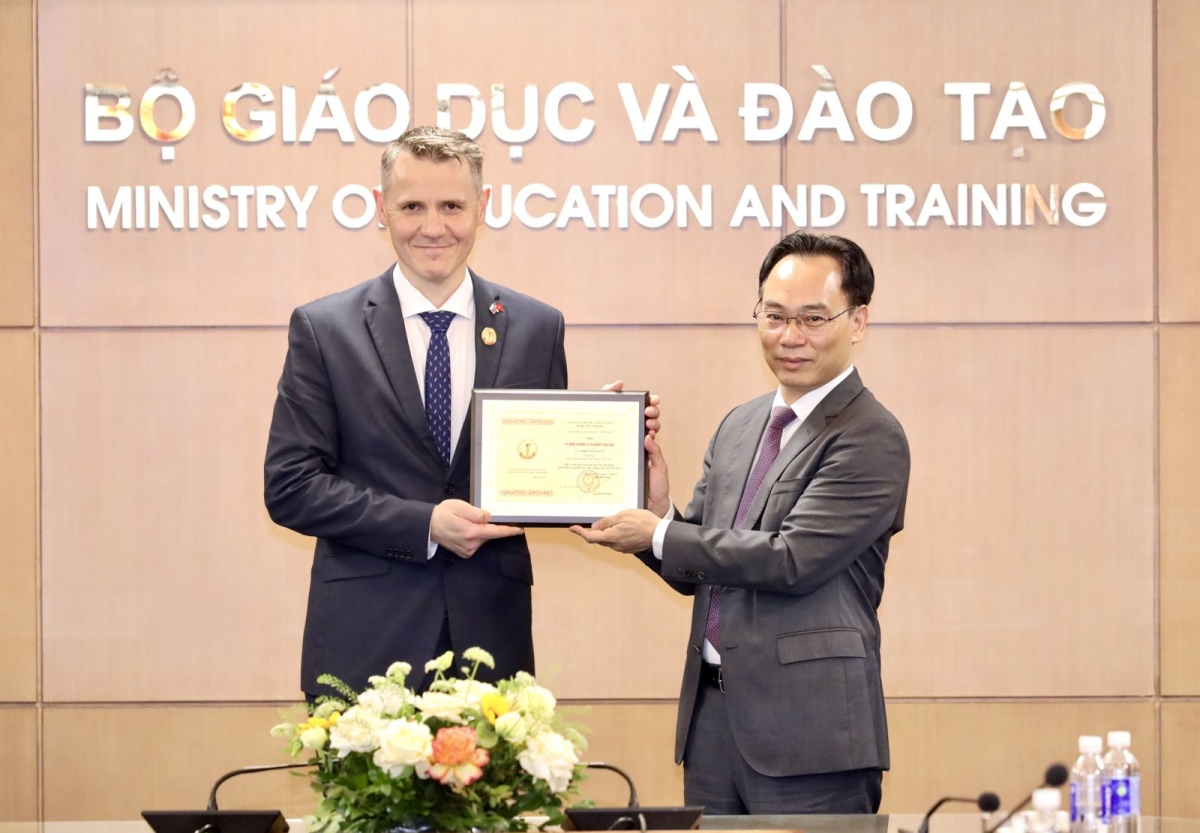 Trao Kỉ niệm chương “Vì sự nghiệp Giáo dục” cho Đại sứ đặc mệnh toàn quyền Liên bang Nga