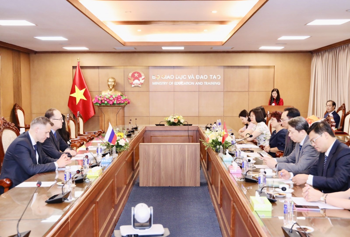 Trao Kỷ niệm chương “Vì sự nghiệp Giáo dục” cho Đại sứ đặc mệnh toàn quyền Liên bang Nga