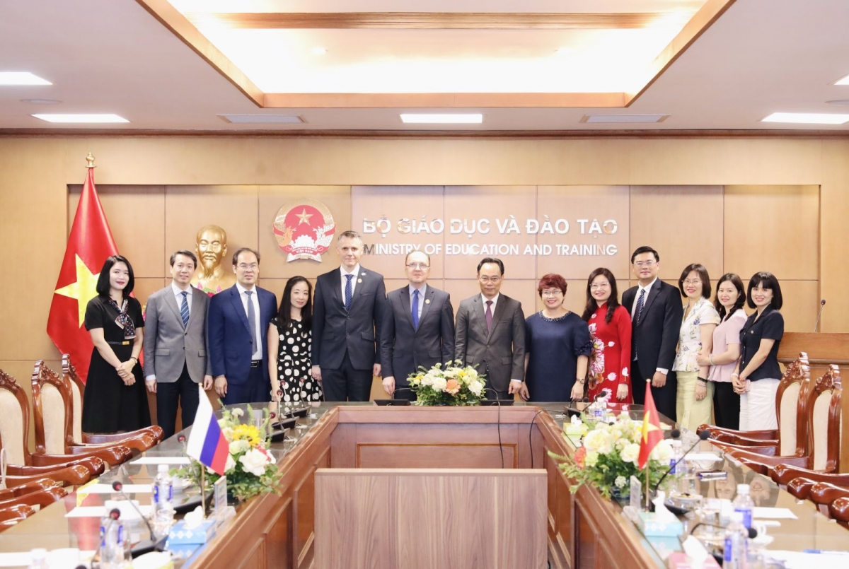 Trao Kỉ niệm chương “Vì sự nghiệp Giáo dục” cho Đại sứ đặc mệnh toàn quyền Liên bang Nga