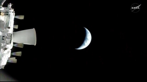 Artemis II tiến gần Mặt Trăng: Phi hành đoàn chia sẻ những khoảnh khắc đầu tiên từ tàu Orion