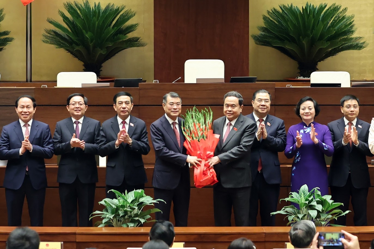 Chủ tịch Quốc hội Trần Thanh Mẫn tặng hoa chúc mừng Thủ tướng Lê Minh Hưng, và 6 Phó Thủ tướng Chính phủ nhiệm kỳ 2026-2031 - Ảnh: VGP