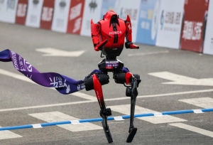 Robot hình người đạt thành tích nhanh hơn kỷ lục thế giới cuộc thi chạy marathon