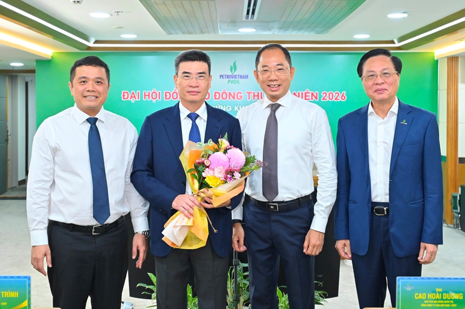 Ông Bùi Minh Tiến – Thành viên HĐTV Petrovietnam và lãnh đạo PVOIL chúc mừng ông Dương Mạnh Sơn được bầu làm Chủ tịch Tổng công ty