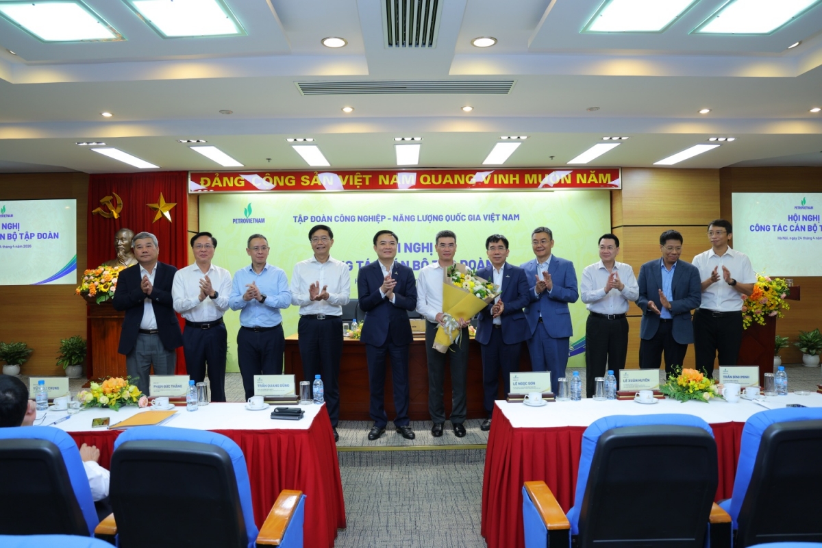 Lãnh đạo Tập đoàn tri ân những đóng góp và chúc mừng đồng chí Dương Mạnh Sơn, nguyên Phó Tổng Giám đốc Tập đoàn, Chủ tịch HĐQT PVOIL.