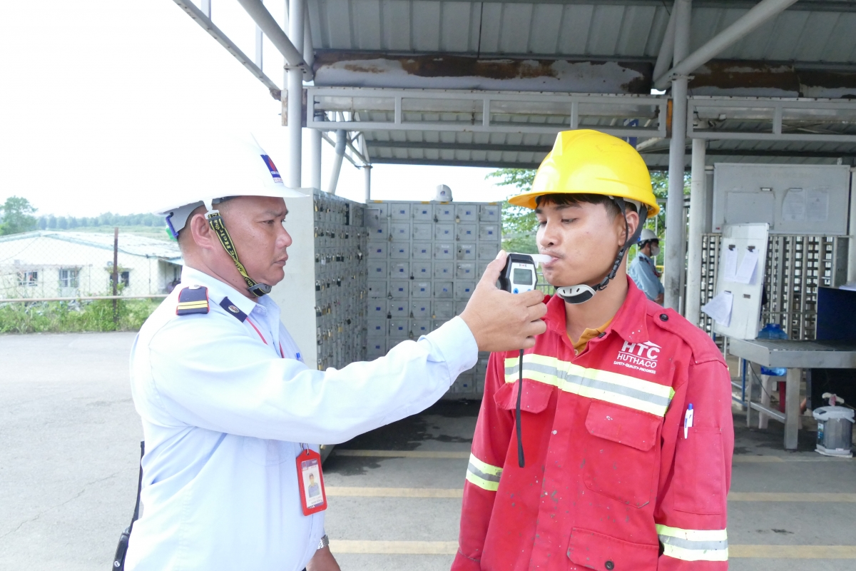 Kiểm tra nồng độ cồn cho công nhân trước khi làm việc tại NMLD Dung Quất
