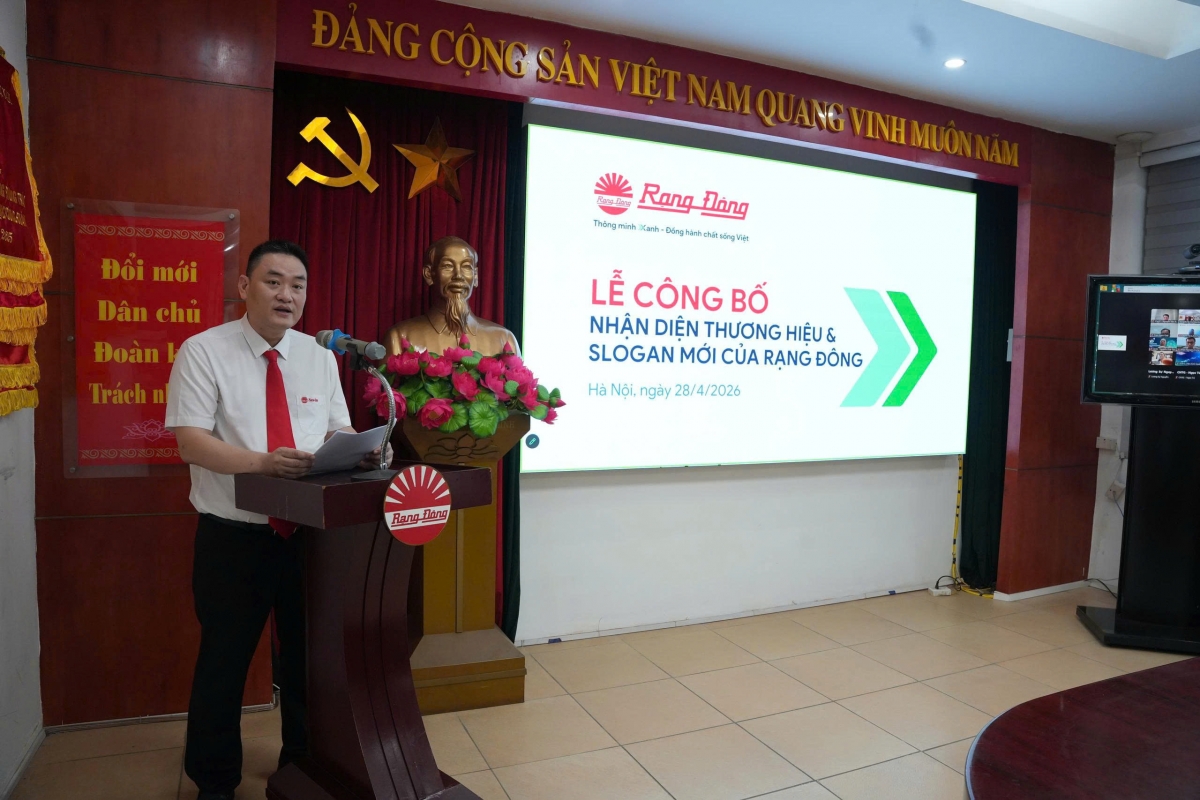 Ông Nguyễn Hoàng Kiên - Phó Bí thư Đảng uỷ, Phó Tổng Giám đốc Công ty Cổ phần Bóng đèn Phích nước Rạng Đông chia sẻ về ý nghĩa của việc công bố nhận diện thương hiệu mới và slogan của Công ty. Ảnh Rạng Đông