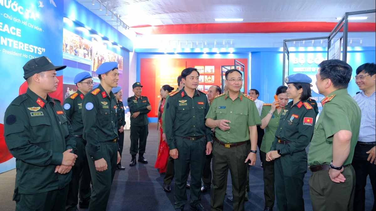 Triển lãm “80 năm An ninh nhân dân - Lá chắn thầm lặng” thu hút đông đảo công chúng