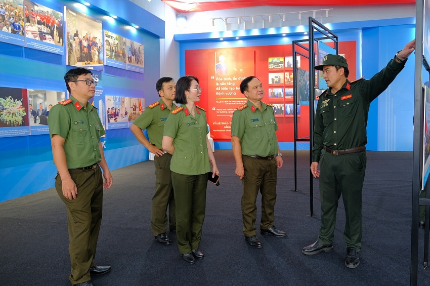 Triển lãm “80 năm An ninh nhân dân - Lá chắn thầm lặng” thu hút đông đảo công chúng
