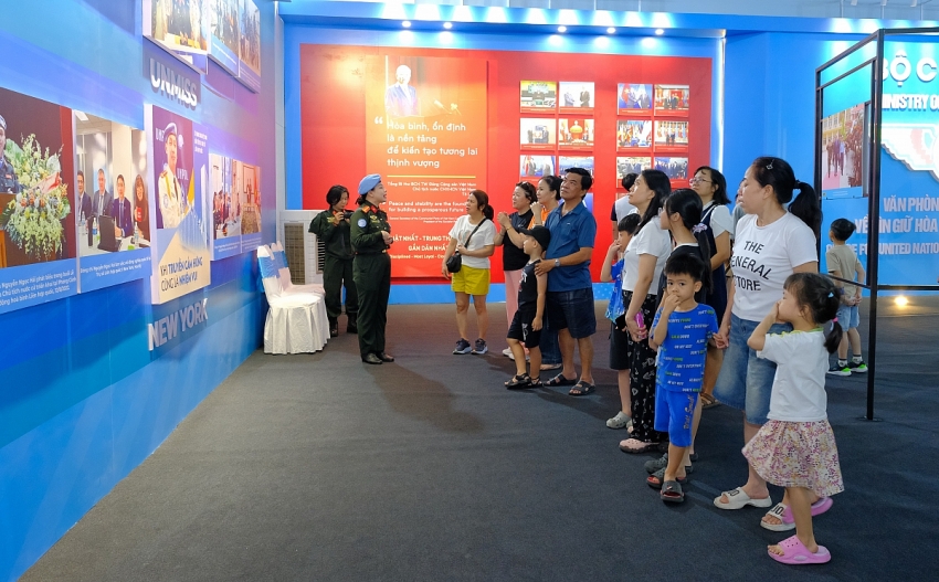 Triển lãm “80 năm An ninh nhân dân - Lá chắn thầm lặng” thu hút đông đảo công chúng