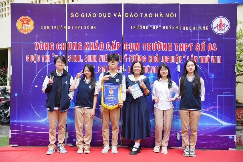Học sinh Hà Nội chế tạo thùng rác AI chính xác 98%