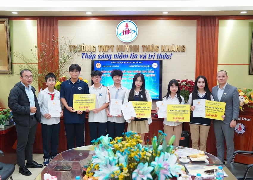 Học sinh Hà Nội chế tạo thùng rác AI chính xác 98%