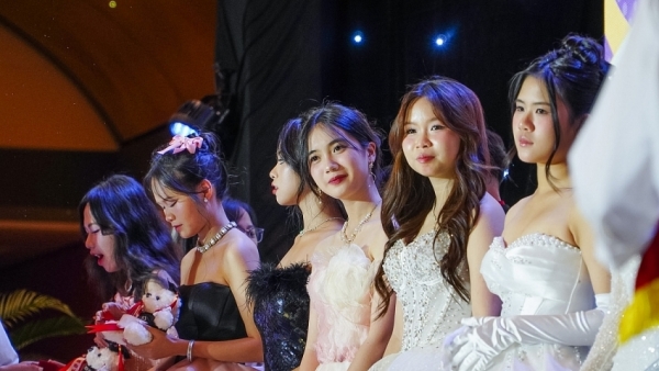 Chạm 18: Lễ tri ân và trưởng thành của học sinh Chuyên KHXH&NV trở lại với nhiều cảm xúc