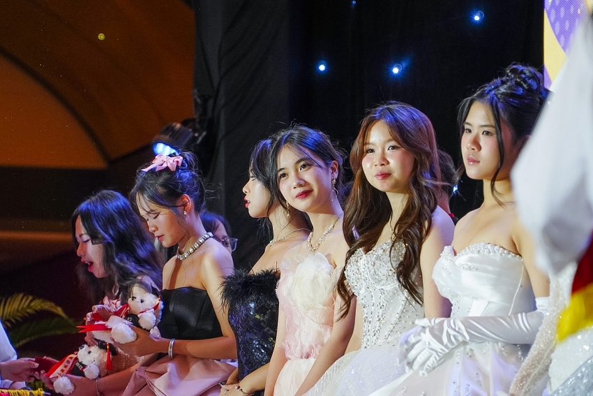 Chạm 18: Lễ tri ân và trưởng thành của học sinh Chuyên KHXH&NV trở lại với nhiều cảm xúc