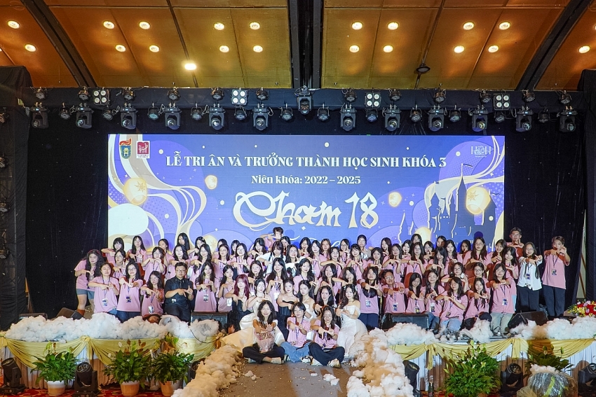 Chạm 18: Lễ tri ân và trưởng thành của học sinh Chuyên KHXH&NV trở lại với nhiều cảm xúc