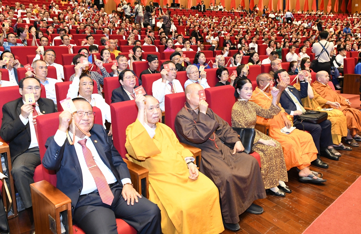 Các đại biểu biểu quyết thông qua các chương trình Đại hội
