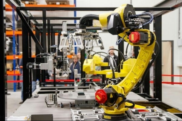 Vai trò của Cờ lê đóng đầu cong trong ngành Robot hiện đại