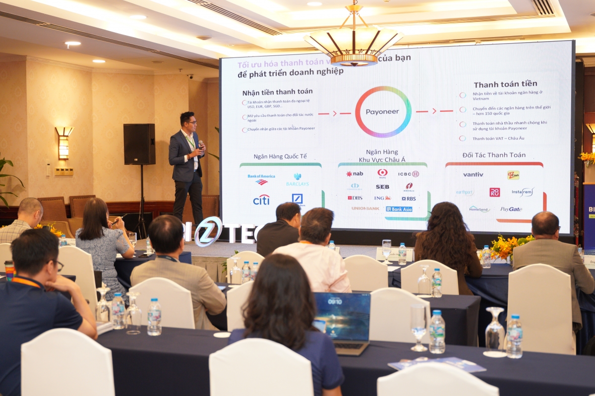 Các diễn giả chia sẻ nhiều xu hướng mới về AI Agentic và chuyển đổi số doanh nghiệp.