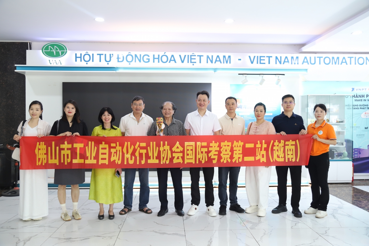 Đại diện hai bên chụp ảnh lưu niệm