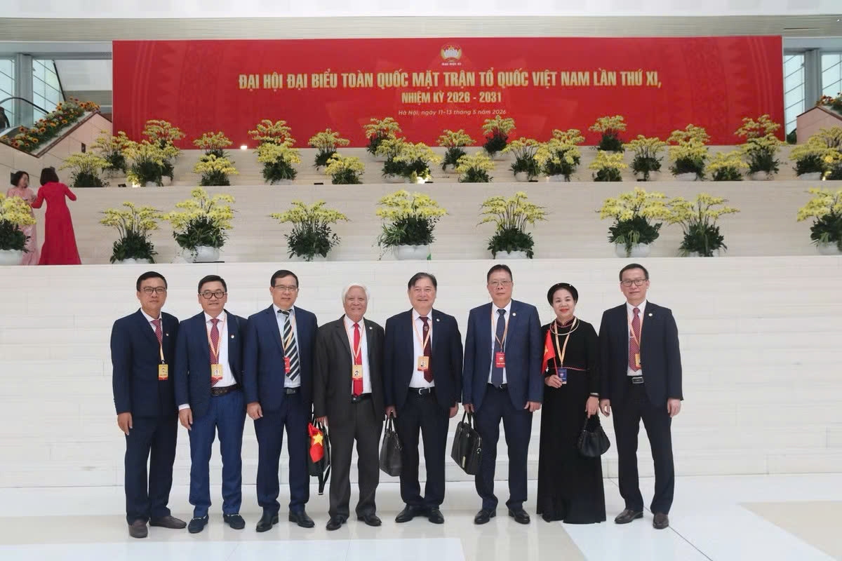 GS.VS Châu Văn Minh (thứ 3 từ phải qua) là trưởng đoàn Liên hiệp hội Việt Nam tham dự Đại hội Mặt trận Tổ quốc Việt Nam. 