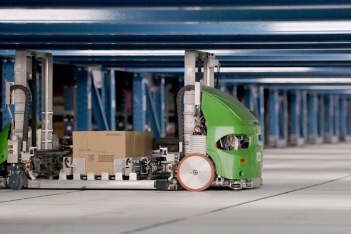 Symbotic xử lý hơn 2 tỷ kiện hàng khi nhu cầu AI vật lý tăng mạnh