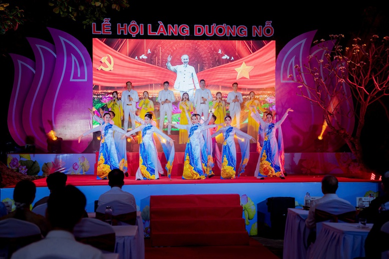 Lễ hội làng Dương Nỗ-nơi Chủ tịch Hồ Chí Minh sinh sống, học tập thời niên thiếu