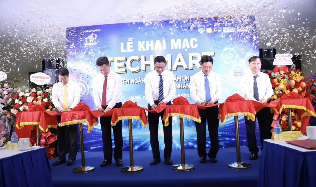 các lãnh đạo tham gia cắt băng khai mạc Chợ 