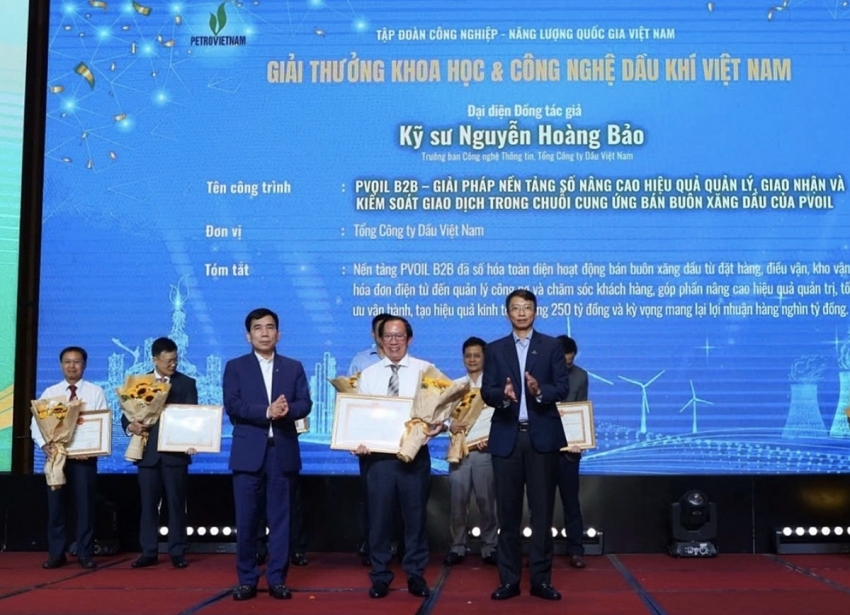 PVOIL B2B nhận Giải thưởng Khoa học và Công nghệ Dầu khí Việt Nam PVOIL B2B nhận Giải thưởng Khoa học và Công nghệ Dầu khí Việt Nam