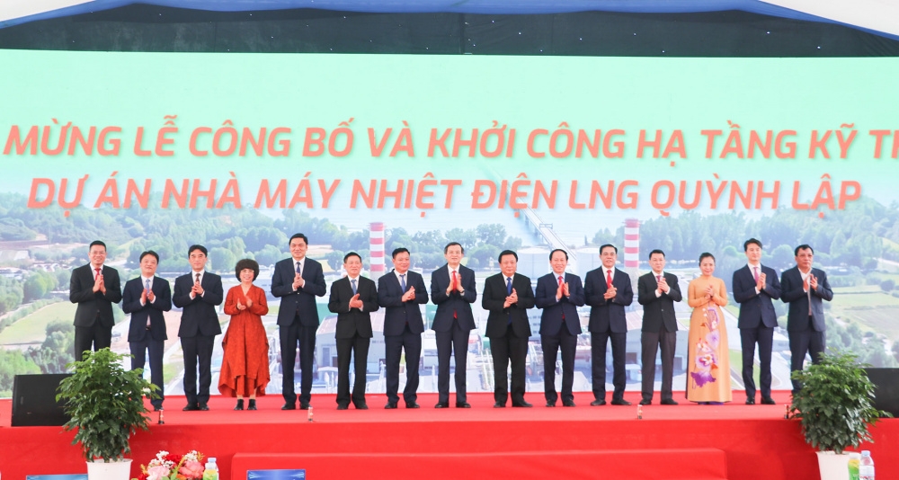 Các đại biểu chụp ảnh lưu niệm tại Lễ công bố và khởi công hạ tầng kỹ thuật Dự án Nhà máy nhiệt điện LNG Quỳnh Lập. Ảnh: nghean.gov.vn