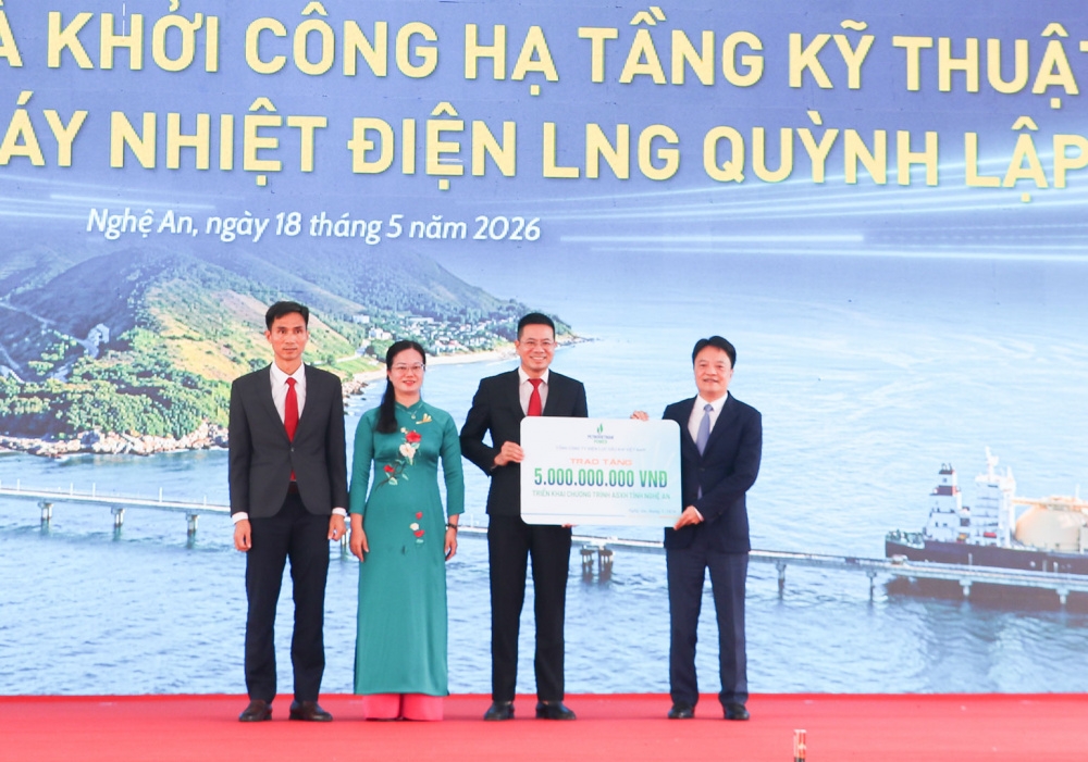 Đại diện PV Power trao phần quà an sinh xã hội cho phường Tân Mai. Ảnh: nghean.gov.vn