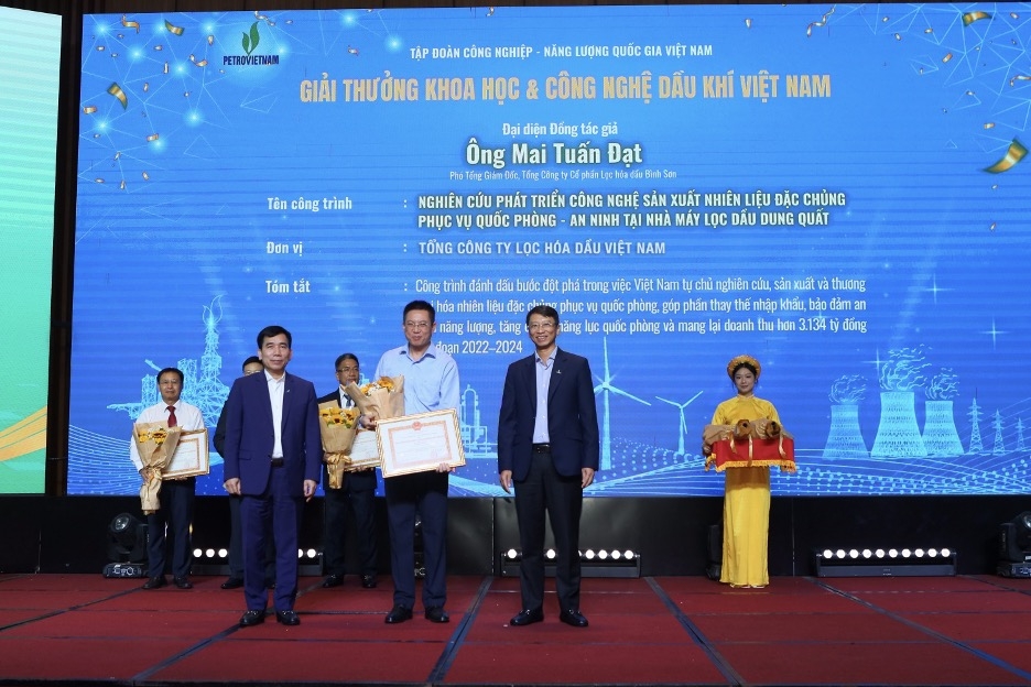 Ông Mai Tuấn Đạt - Phó Tổng Giám đốc BSR, đại diện đồng tác giả công trình “Nghiên cứu phát triển công nghệ sản xuất nhiên liệu đặc chủng phục vụ quốc phòng – an ninh tại NMLD Dung Quất” nhận bằng khen.